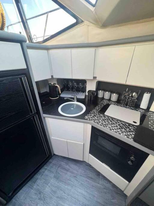 Yacht "X" - 44 Foot Modern Yacht On 5 Star Ocean Village Marina - Minutes Away From City Centre And Cruise Terminals, Free Parking ,Spa Package Available! Southampton Exterior foto