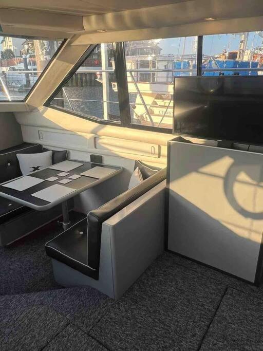 Yacht "X" - 44 Foot Modern Yacht On 5 Star Ocean Village Marina - Minutes Away From City Centre And Cruise Terminals, Free Parking ,Spa Package Available! Southampton Exterior foto