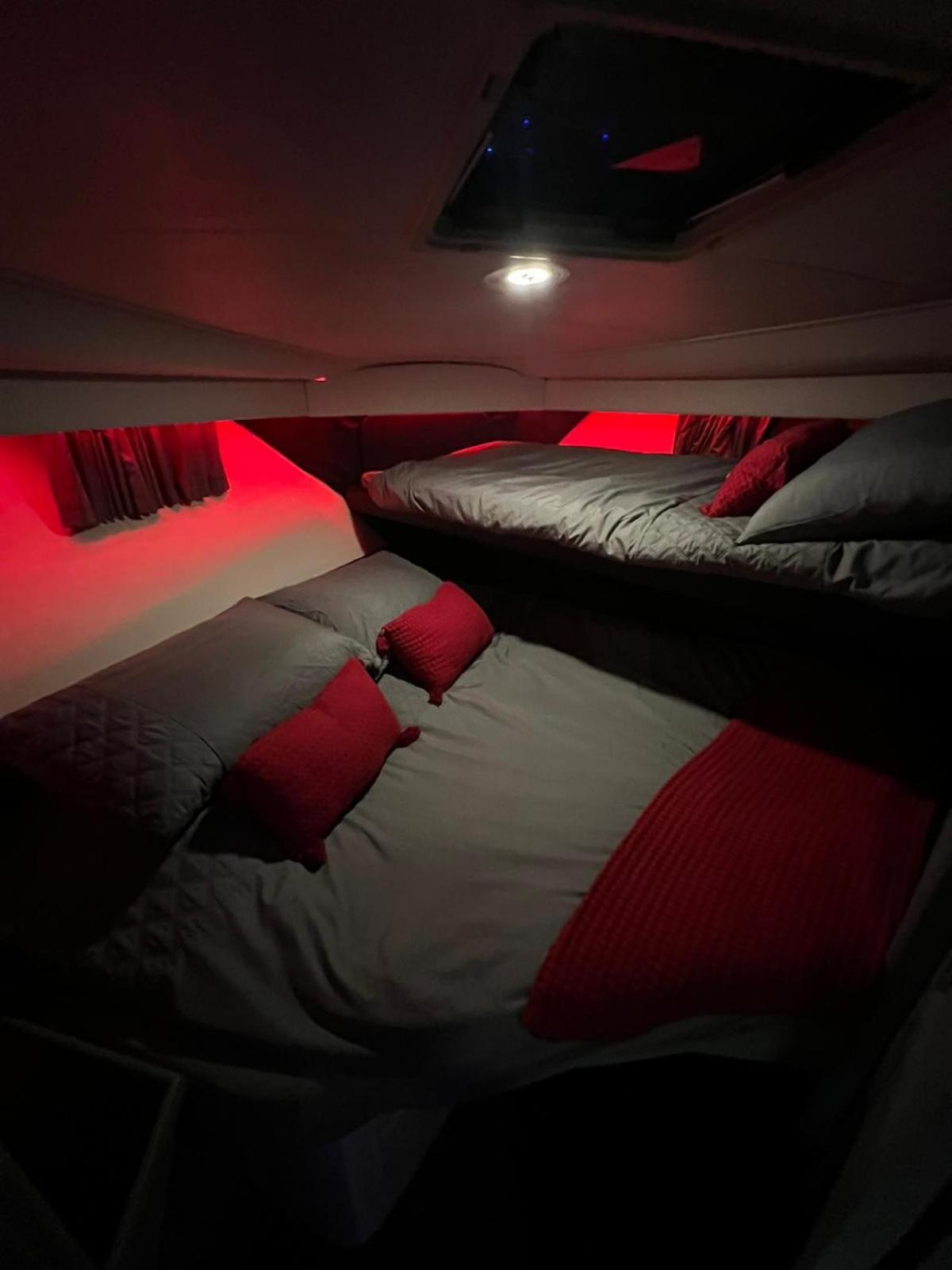 Yacht "X" - 44 Foot Modern Yacht On 5 Star Ocean Village Marina - Minutes Away From City Centre And Cruise Terminals, Free Parking ,Spa Package Available! Southampton Exterior foto
