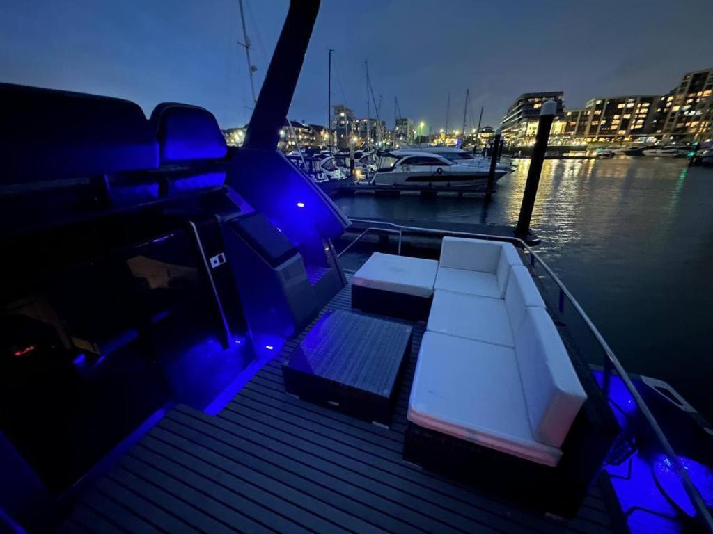 Yacht "X" - 44 Foot Modern Yacht On 5 Star Ocean Village Marina - Minutes Away From City Centre And Cruise Terminals, Free Parking ,Spa Package Available! Southampton Exterior foto