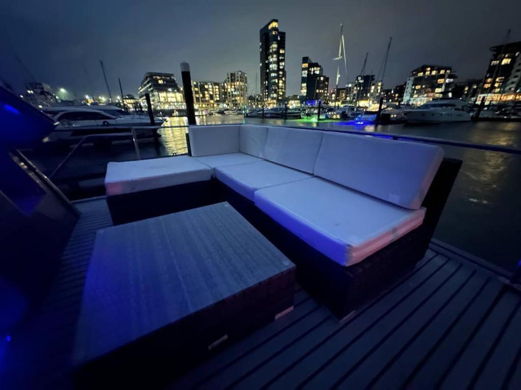 Yacht "X" - 44 Foot Modern Yacht On 5 Star Ocean Village Marina - Minutes Away From City Centre And Cruise Terminals, Free Parking ,Spa Package Available! Southampton Exterior foto