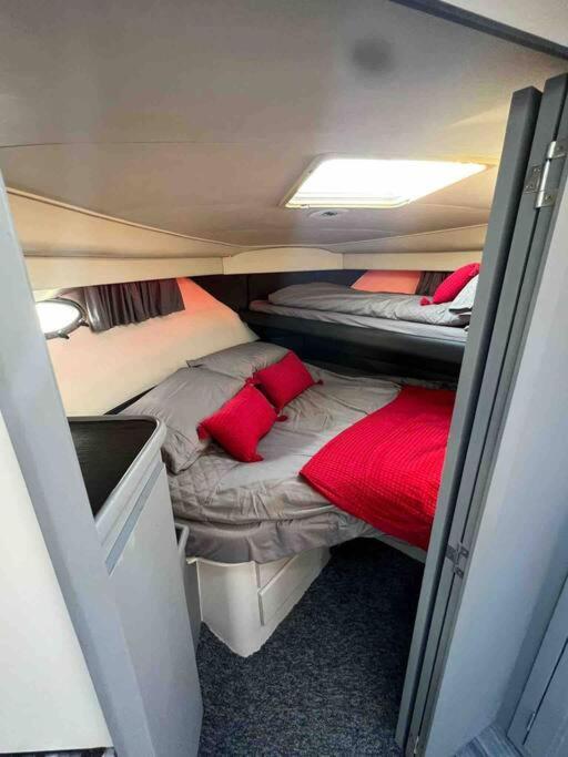 Yacht "X" - 44 Foot Modern Yacht On 5 Star Ocean Village Marina - Minutes Away From City Centre And Cruise Terminals, Free Parking ,Spa Package Available! Southampton Exterior foto