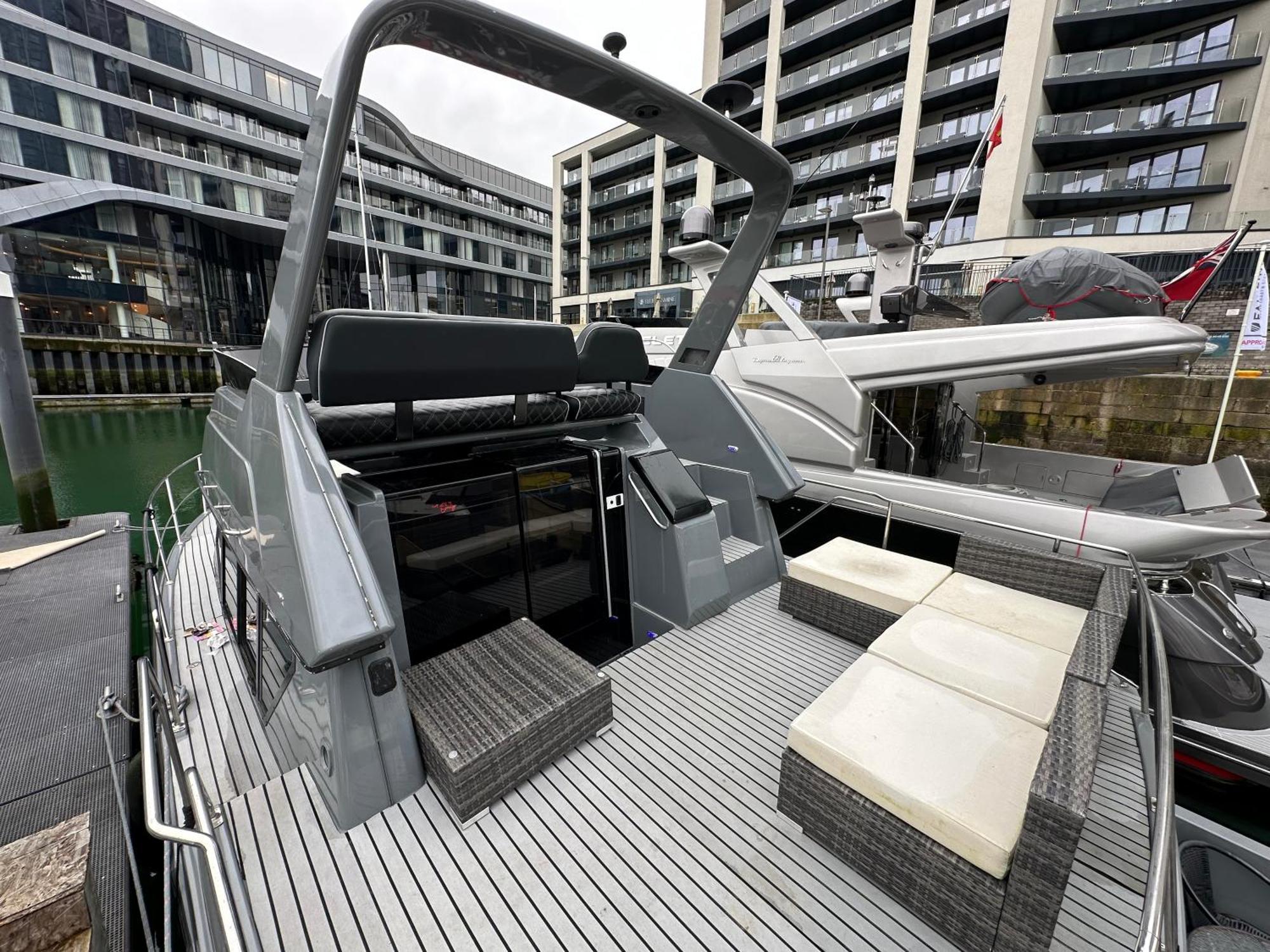 Yacht "X" - 44 Foot Modern Yacht On 5 Star Ocean Village Marina - Minutes Away From City Centre And Cruise Terminals, Free Parking ,Spa Package Available! Southampton Exterior foto
